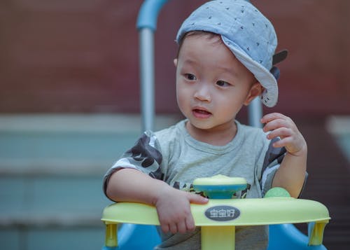 姓杨以岩字结尾的男孩名字